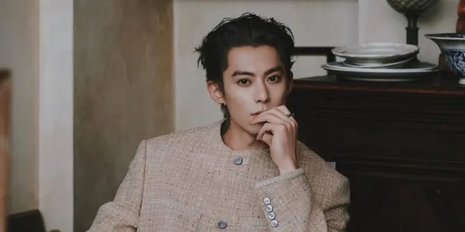 Potret Dylan Wang Berpose di Paris, Pesona Tuan Mudanya Kuat Banget