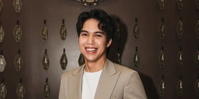 Potret El Rumi Adakan Bachelor Night Bareng Groomsmen, Makin Ganteng