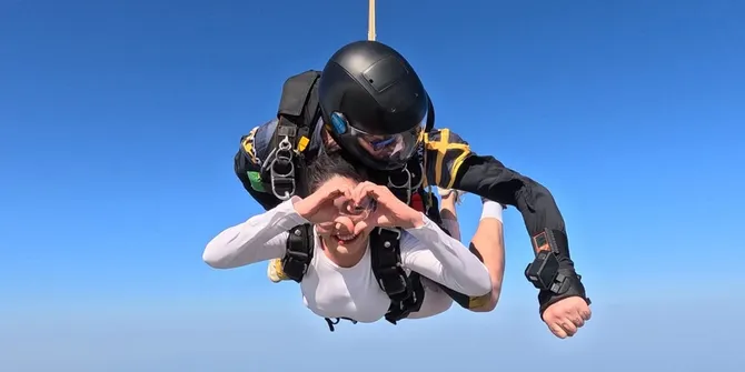 8 Potret Febby Rastanty Skydiving di Dubai, Berhasil Centang Bucket List