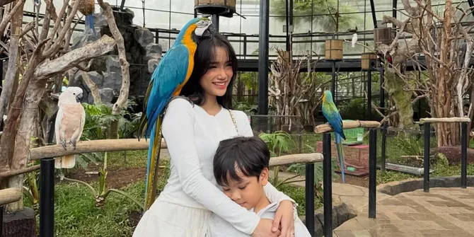 Potret Fuji Ajak Gala Sky Main ke Kebun Binatang, Feeding Time Jadi Favorit