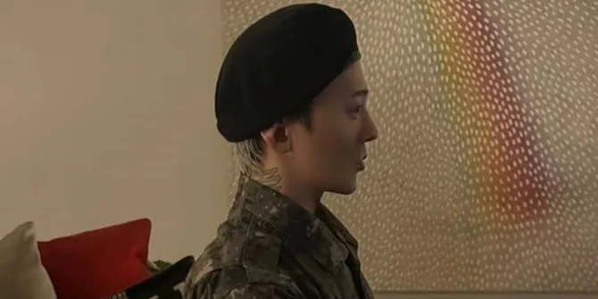 7 Potret G-Dragon Kembali Jadi Tentara Cadangan di Tengah Konser Tur Dunia, Tampil Keren dengan Seragam Militer