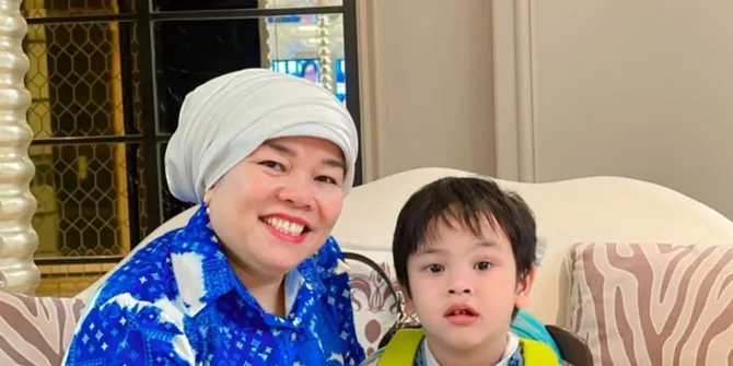 7 Potret Gala Sky Cosplay Jadi PNS, Pakai Seragam Korpri - Gayanya Asyik Pakai Kacamata