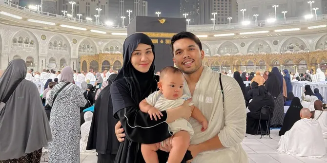 Potret Gemas Arash Putra Aaliyah Massaid Telentang di Atas Sajadah dengan View Ka'bah