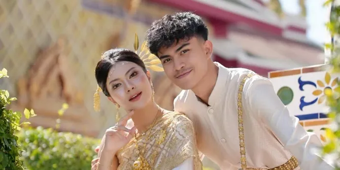 Potret Hanum Mega dan Suami Tampil Melokal Pakai Baju Thailand di Wat Arun