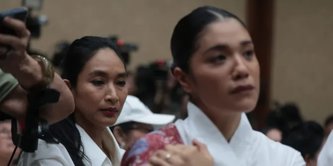 Potret Happy Salma Datang ke Sidang Nadiem Makarim, Beri Dukungan untuk Sahabat