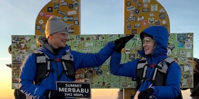 8 Potret Henny Rahman dan Alvin Faiz Naik Gunung Merbabu: Bukan Soal Puncak tapi Melangkah Bersama