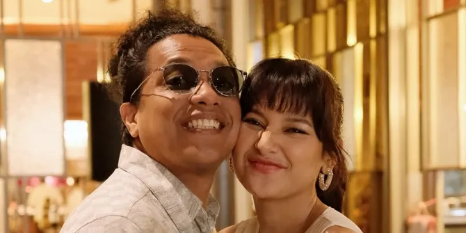 Potret Indah Permatasari Tampil Stand Up Comedy di Show Arie Kriting