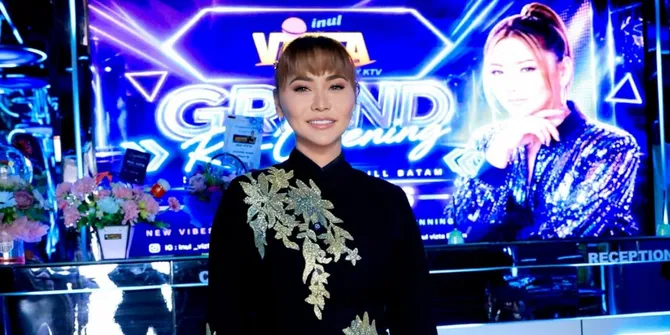 Potret Inul Daratista Hadiri Grand Opening Bisnisnya di Batam
