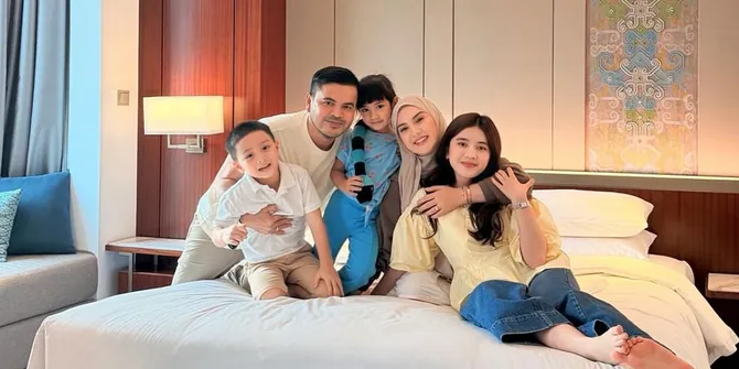 Potret Irish Bella Liburan Singkat bersama Keluarga, Pergi ke Museum Komodo - Berenang