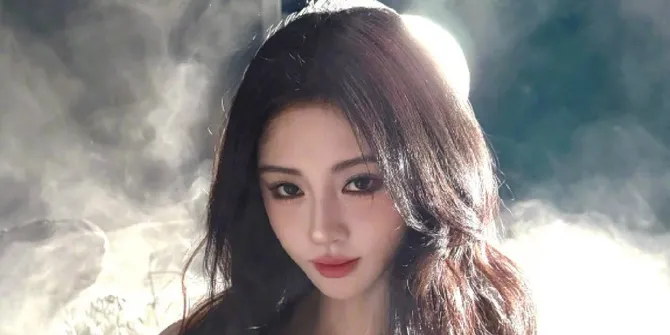 Potret Ju Jingyi di Unggahan Terbaru Weibo, Tampil Cantik di Lokasi Syuting