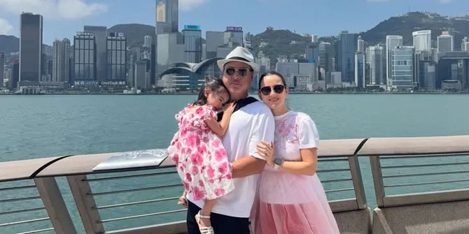 Potret Julie Estelle Liburan ke Hongkong bersama Keluarga, Putrinya Jadi Sorotan
