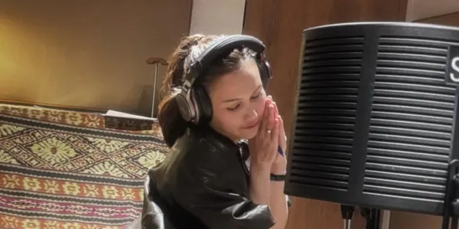 Potret Kasual Ayu Ting Ting Saat Rekaman, Siap Suguhkan Karya Baru