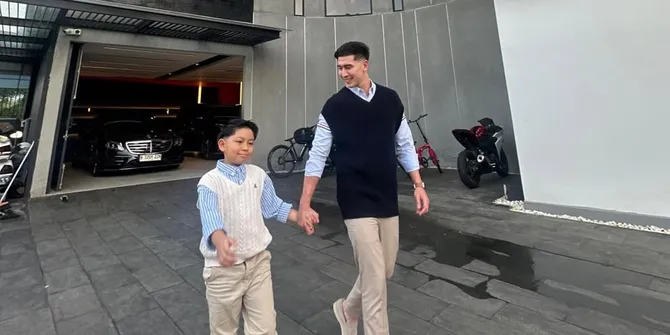 Potret Kedekatan Verrell Bramasta Bareng Adik Cowok dari Pernikahan Ayah yang Kedua