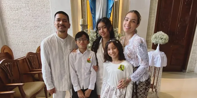 Potret Kelulusan Putri Sheila Marcia, Tampil Cantik Dirias oleh Kakak Sendiri