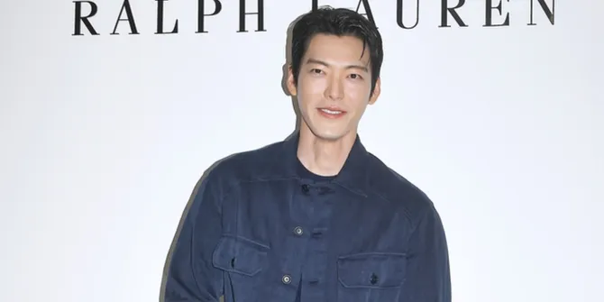 Potret Kim Woo Bin di Photocall Ralph Lauren, Pesona Suami Shin Min Ah
