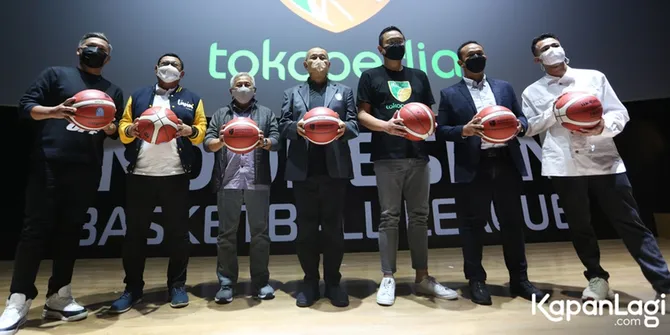 Potret Konferensi Pers Title Season IBL 2022: Raffi Ahmad Coba 3-Point Shot Hingga Saling Ledek Dengan Gading Marten