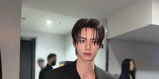 7 Potret Lee Chae Min Kepanasan Saat di Jakarta, Fans Malah Heboh Gara-Gara Ngelap Keringat Pakai Tisu