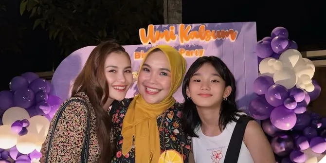 11 Potret Liburan Ayu Ting Ting dan Keluarga di Pangandaran, Sekaligus Rayakan Ultah Umi Kalsum
