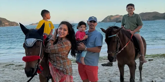 Potret Liburan Jessica Iskandar & Vincent Verhaag bareng Tiga Anak di Pantai Lombok