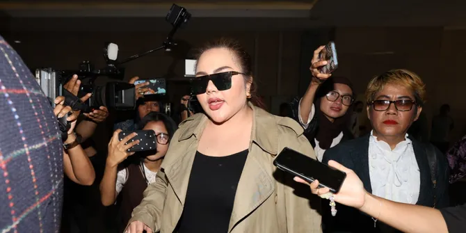 Potret Lisa Mariana Ikut Aksi DPR di Tengah Polemik dengan Ridwan Kamil