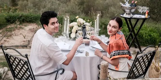 Potret Luna Maya dan Maxime Bouttier Makan Sambil Nikmati Pemandangan Italia dengan Orang yang Tepat