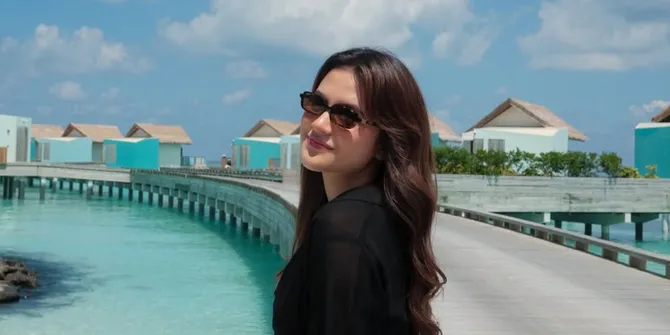 Potret Marsha Aruan Nikmati Liburan di Maldives, Gayanya Santai di Tepi Pantai