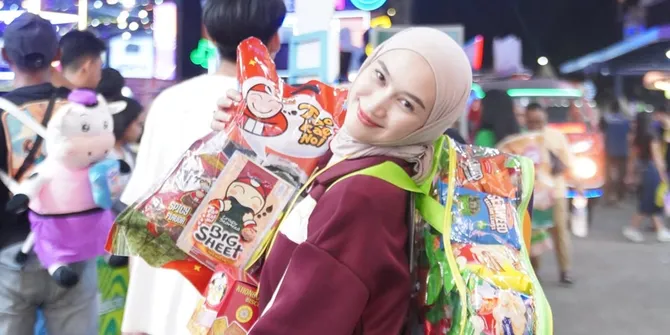 Potret Melody Asyik Jajan di PRJ, Bawa Tas Jumbo dan Penuh Camilan
