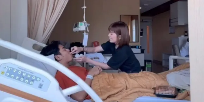 Potret Mesra Chika Jessica Rawat Dwi Andhika di RS, Netizen: Buruan Tepuk Sakinah