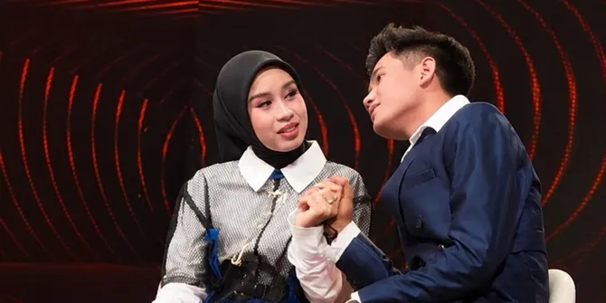 Potret Mila dan Valen DA7 Pegangan Tangan, Bikin Baper Penggemar