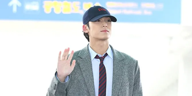 Potret Mingyu SEVENTEEN Berangkat ke Paris Fashion Week, Dandy Look Jadi Sorotan