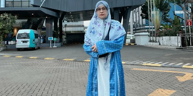 Potret Mita The Virgin Berangkat Umrah, Tampil Berhijab Bikin Pangling