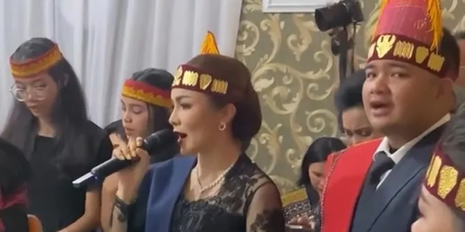 Potret Momo Geisha di Upacara Adat Saur Matua Mendiang Ibunda, Ditemani Suami