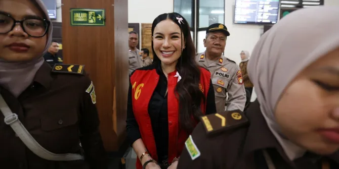 Potret Nikita Mirzani Datang ke Ruang Sidang, Full Senyum Pakai Pita Pink