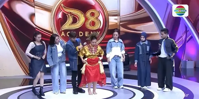 Potret Para Juri dan MC Diajari Nari Oleh Peserta Audisi di Atas Panggung D'Academy 8
