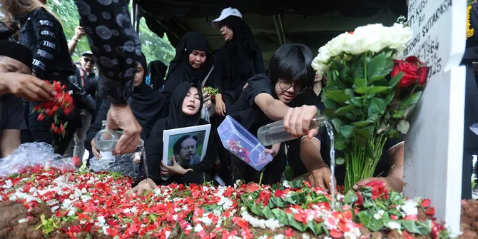 Potret Pemakaman Epy Kusnandar 'Preman Pensiun', Diiringi Isak Tangis Keluarga
