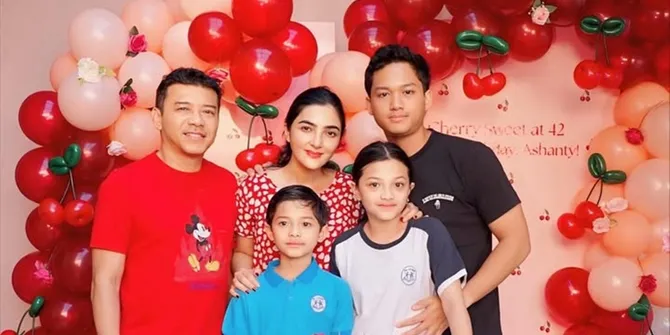 7 Potret Perayaan Ultah Ashanty ke-42, Dekorasi Serba Merah - Dihadiri Keluarga dan Sahabat