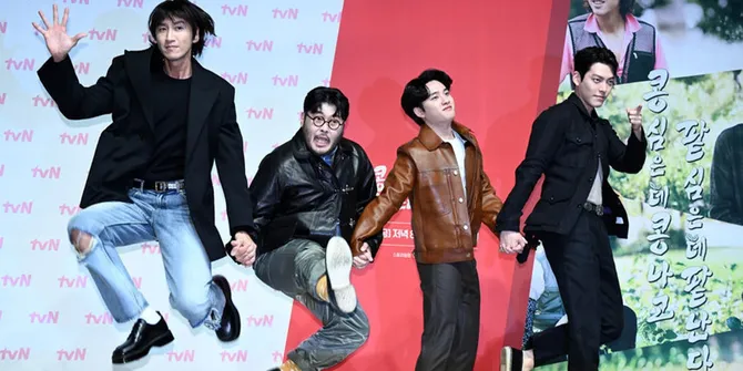 Potret Preskon Varshow 'Reap What You Sow', Lee Kwang Soo dan D.O. EXO Pose Kocak Loncat-Loncatan