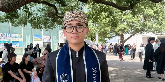 Potret Rafly Anak Mulan Jameela Pakai Batik Kala Wisuda Kuliah di Jepang, Ganteng