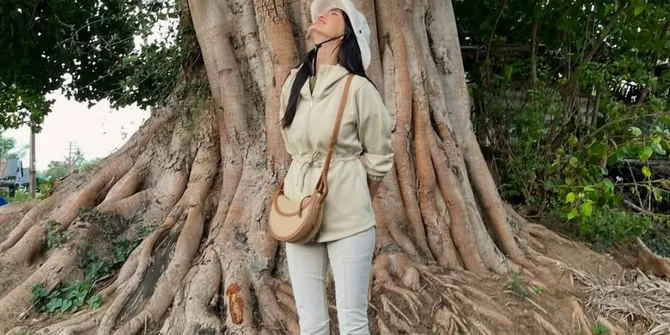 Potret Raline Shah Peluk Pohon, Ajak Jaga Hutan Indonesia