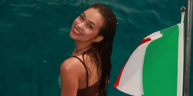 Potret Rebecca Klopper Nikmati Spanyol di Musim Panas