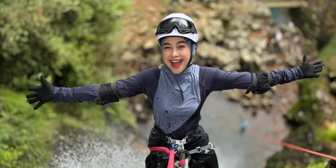 Potret Ria Ricis Canyoning di Air Terjun, Bikin Netizen Kagum