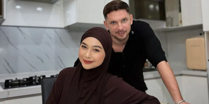 Potret Ria Ricis Masak Bareng Maksim Bronson
