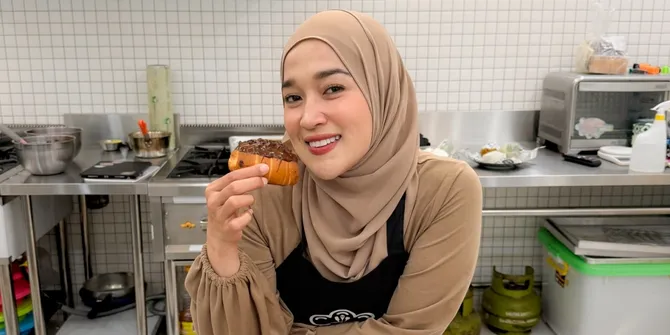 Potret Ririe Fairus Bikin Kue, Hasilnya Menggugah Selera