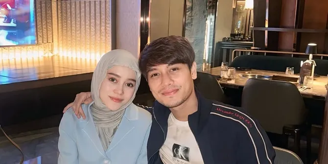 7 Potret Rizky Billar Dimakeup oleh Lesti, Ternyata Tiap On Air atau Taping Didandanin Istri Sendiri
