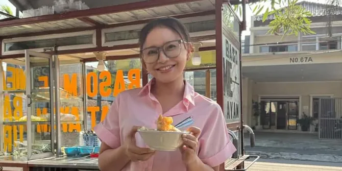 Potret Rossa Nikmati Beli Jajan di Kaki Lima, Totalitas Mau Bantu UMKM