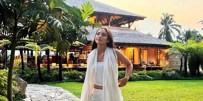 10 Potret Rumah Angela Gilsha yang Minimalis Tapi Asri, Bak Villa di Bali