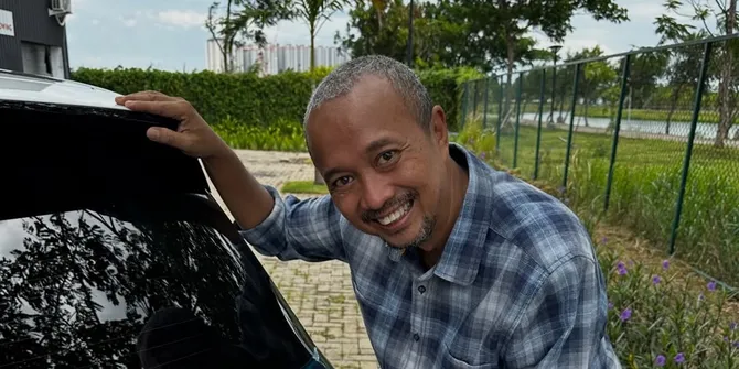 Potret Rumah YouTuber Fitra Eri, Pertahankan Gaya Vintage - Taruh Motor di Ruang Tamu