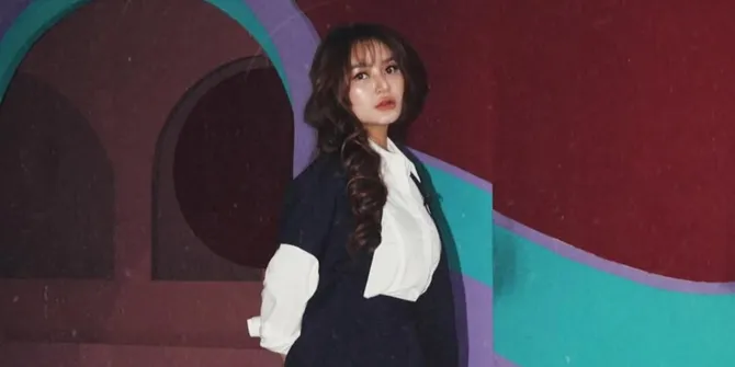 Potret Siti Badriah Tampil Hitam Putih, Kesannya Cantik Misterius