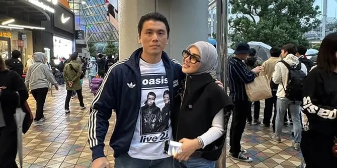 Potret Syahrini Temani Reino Barack Nonton Konser Oasis di Jepang