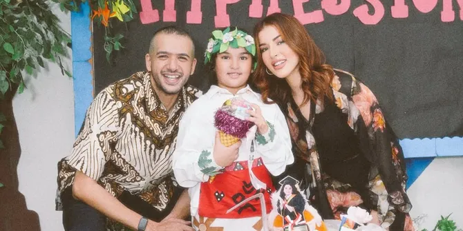Potret Tasya Farasya di Kelulusan Sekolah Ayang, Kompak Bareng Mantan Suami